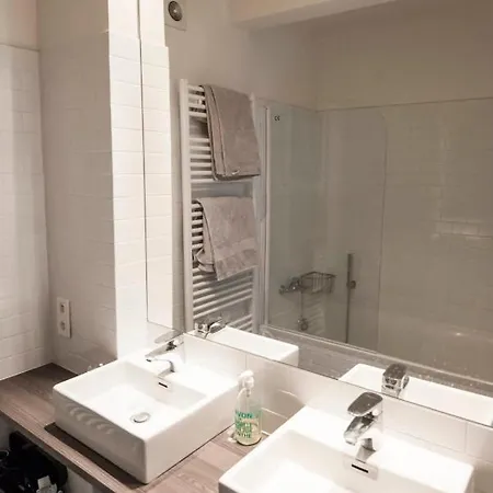 Spacious & Bright Apt - Paris & Eiffel Tower View *